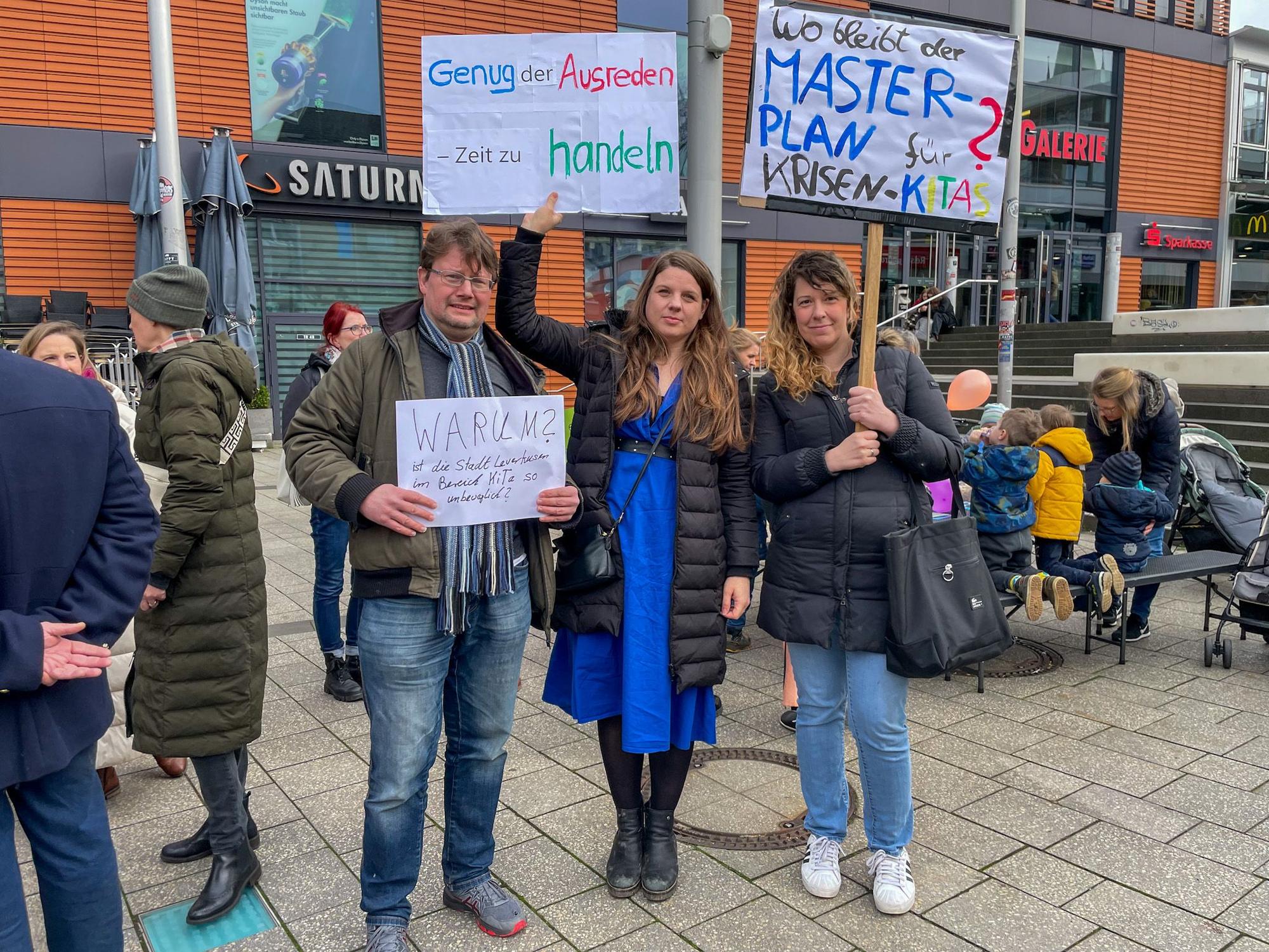 Ein paar Dutzend Eltern und Kinder waren zur Demo vors Rathaus gekommen. Sie beklagen hohe Ausfallzeiten in der Kita-Betreuung. Organisiert hatte die Demo Rene Richrath, hier im Gespräch mit Stadtdirektor Marc Adomat. Oberbürgermeister Uwe Richrath will für Verlässlichkeit sorgen.