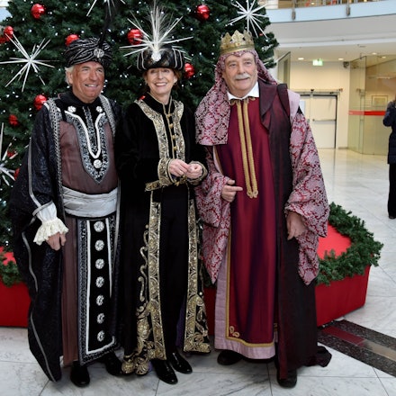 Unvergessener Moment: Die Kölner Oberbürgermeisterin Henriette Reker (m) zusammen mit ihren beiden Amtsvorgänger Fritz Schramma (r) und Jürgen Roters (l) in Gewänder der 3 Weisen aus dem Morgenland an einer Sternsinger-Aktion.