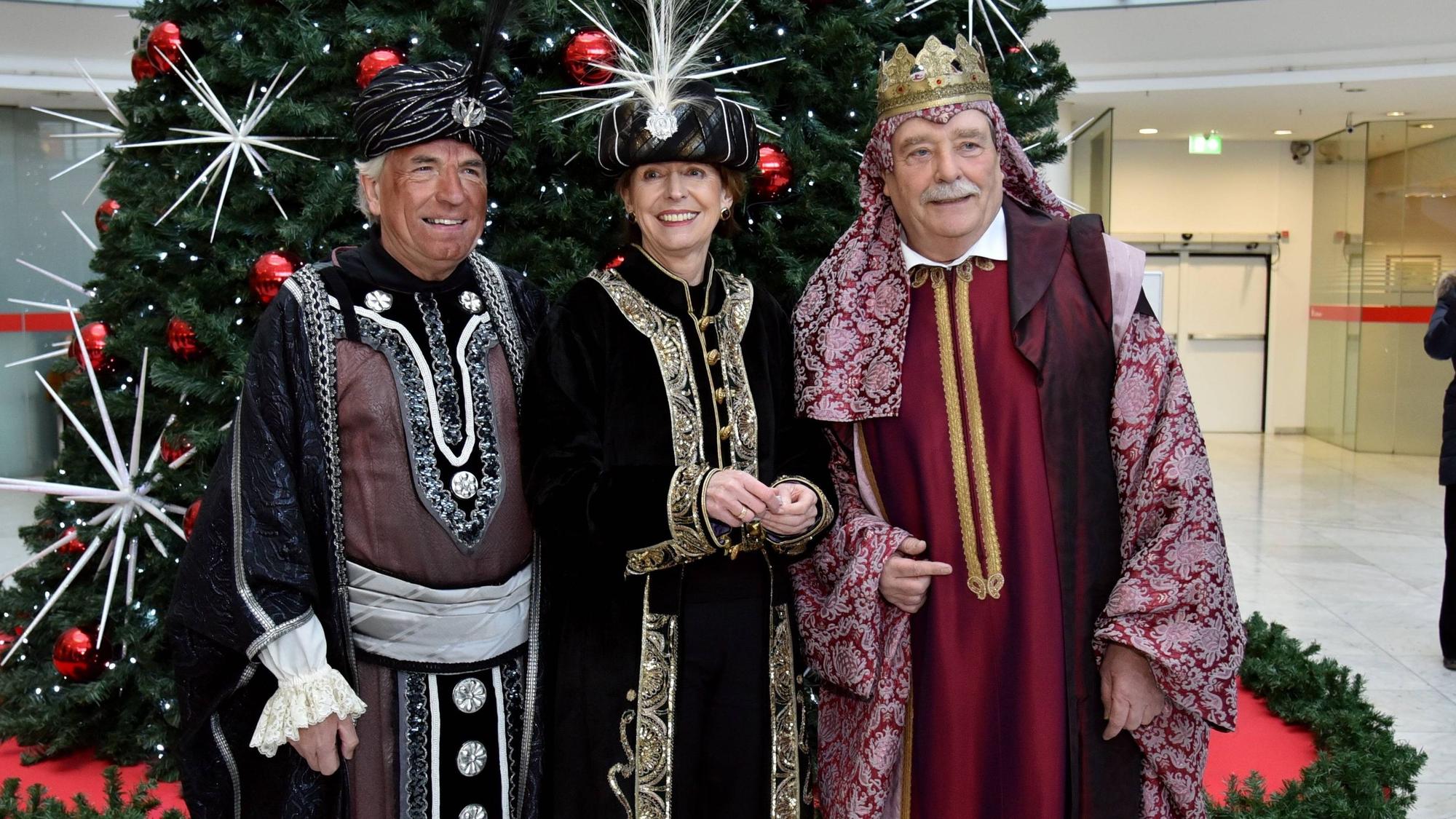 Unvergessener Moment: Die Kölner Oberbürgermeisterin Henriette Reker (m) zusammen mit ihren beiden Amtsvorgänger Fritz Schramma (r) und Jürgen Roters (l) in Gewänder der 3 Weisen aus dem Morgenland an einer Sternsinger-Aktion.