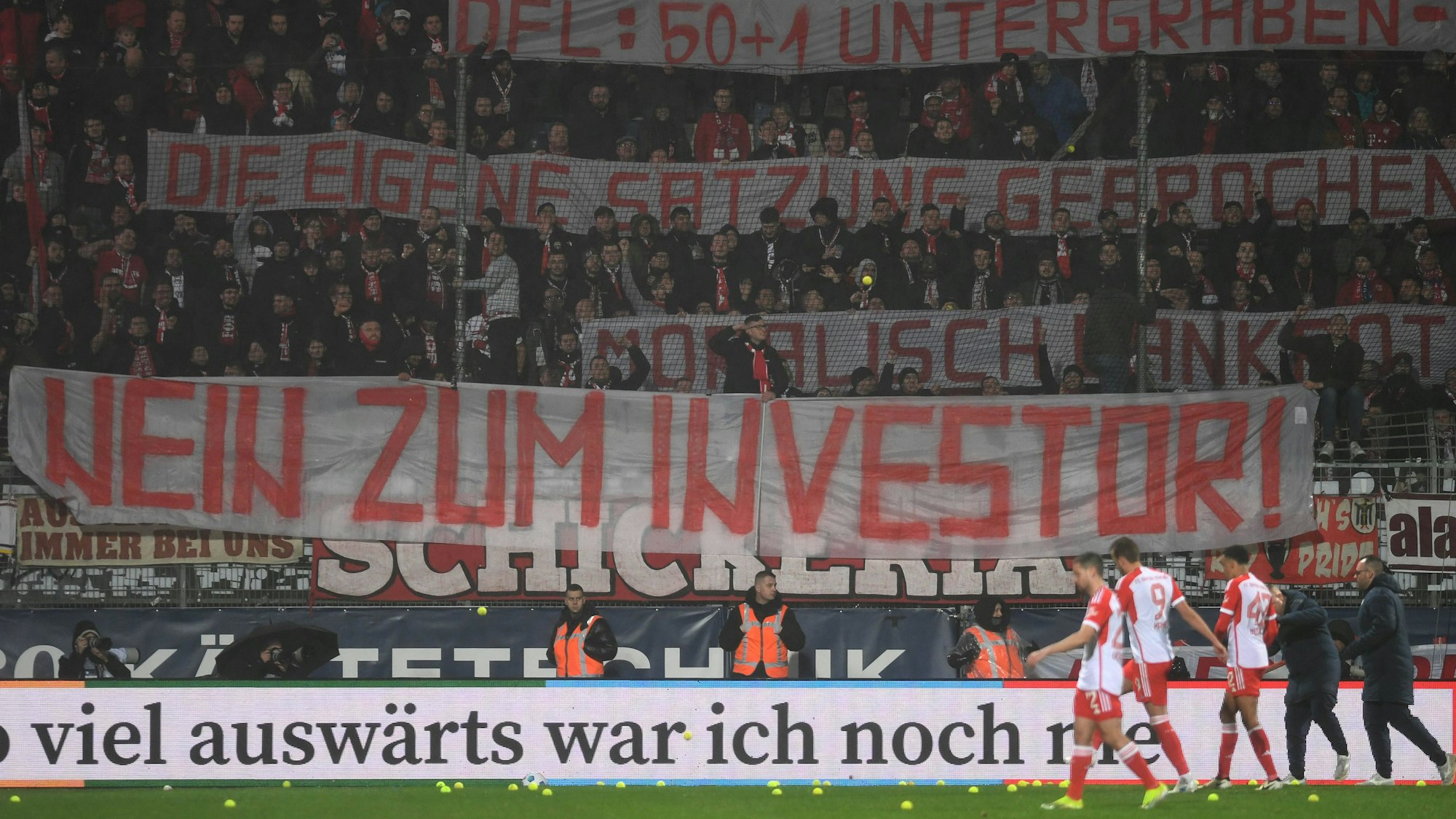 Proteste auch in Bochum: Fans des FC Bayern stellen sich gegen Investoren bei der DFL.