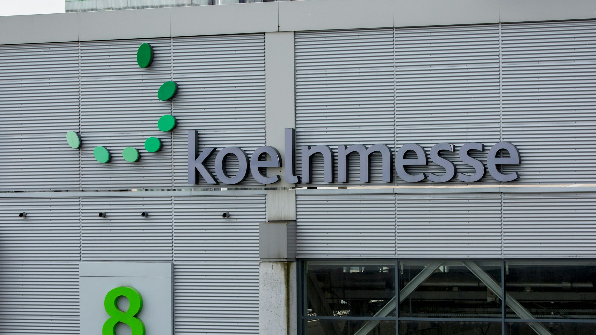 Außenfassade des Messehochhaus in Köln-Deutz.