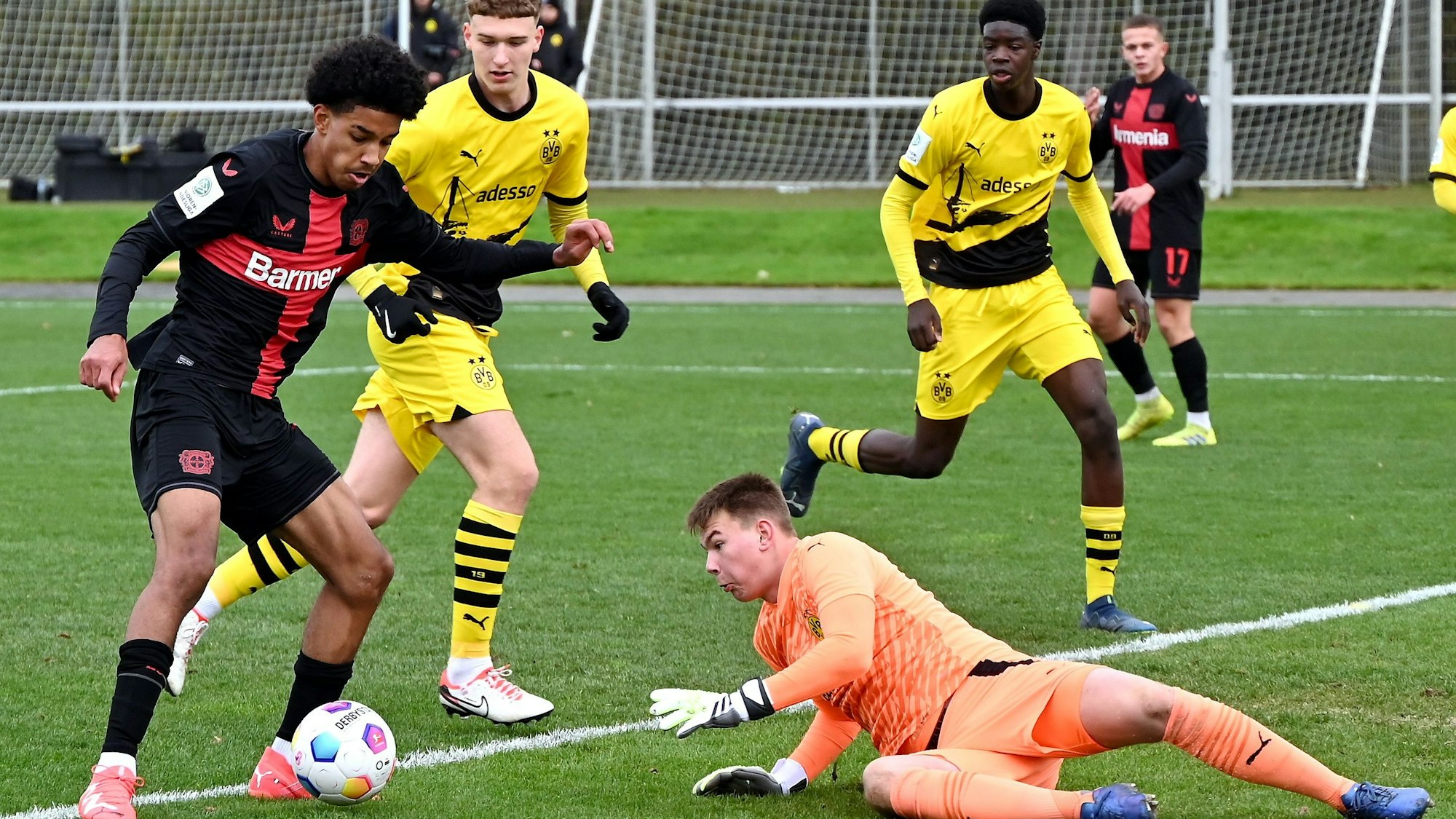 11.11.2023, Fussball-B-Jugend-Bayer 04-Dortmund
links: Francis Onyeka (Bayer) umspielt TW: Leon Herdes (Dortmund)
Foto: Uli Herhaus