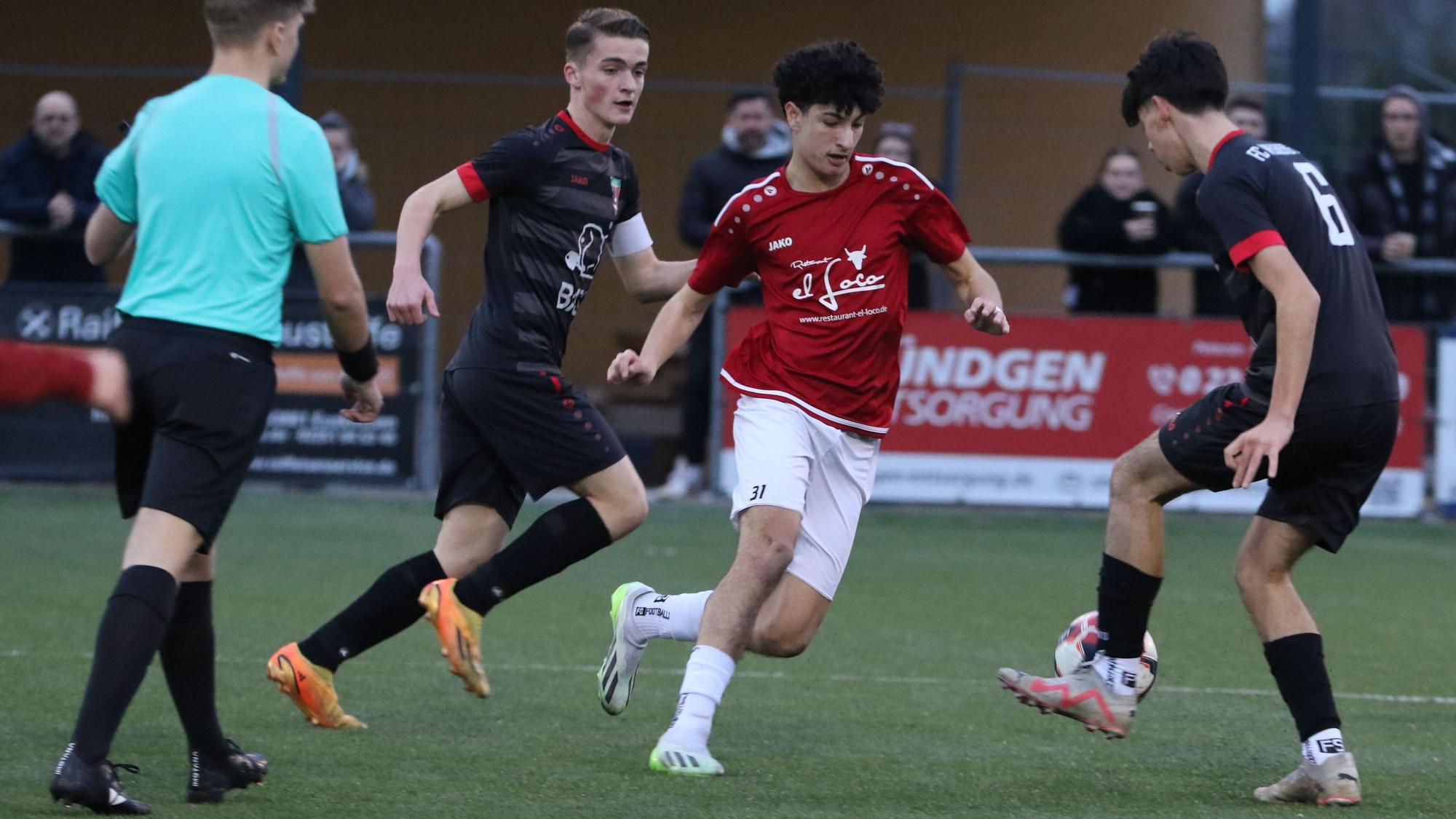 Erft-01-Spieler Anas El Helouati versucht an den Ball zu kommen.