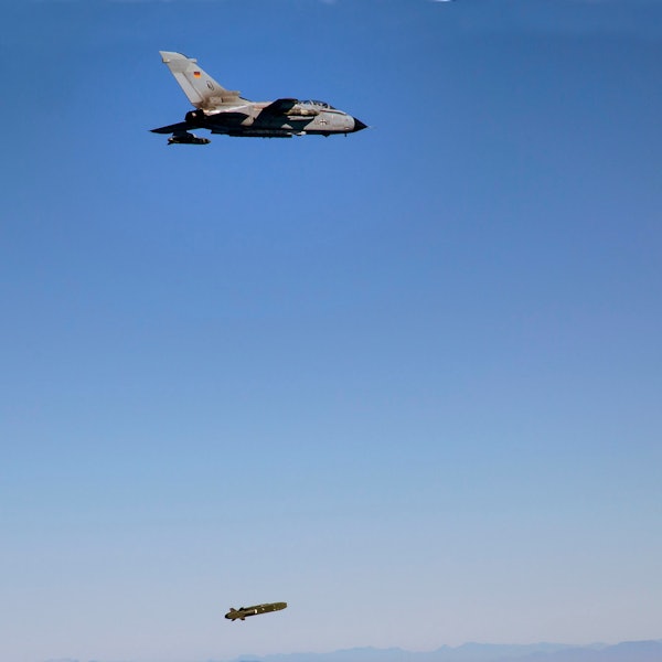 Die von der Bundeswehr herausgegebene Aufnahme zeigt einen Kampfjet Tornado IDS ASSTA 3.0 der einen Lenkflugkörper Taurus im Rahmen der Übung „Two Oceans“ über See abwirft.