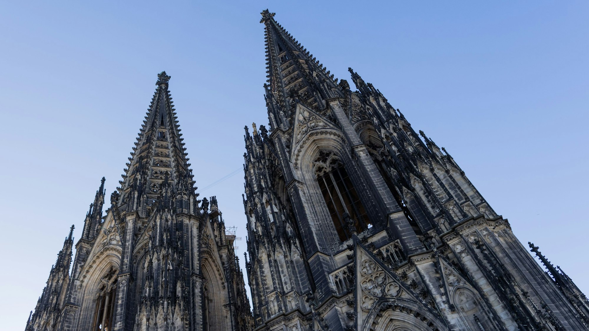 Zu sehen sind die beiden Türme des Kölner Doms.