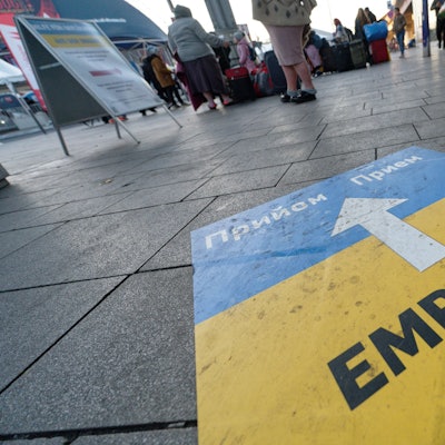 Geflüchtete aus der Ukraine stehen vor der Anlaufstelle für Geflüchtete der Stadt Köln am Hauptbahnhof. Die CDU will Kriegsflüchtlingen aus der Ukraine das Bürgergeld streichen. (Archivbild)