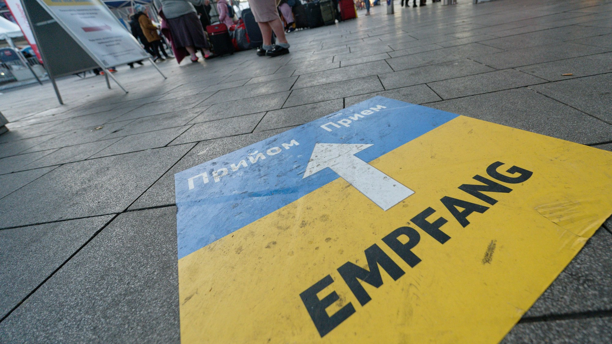 Geflüchtete aus der Ukraine stehen vor der Anlaufstelle für Geflüchtete der Stadt Köln am Hauptbahnhof. Die CDU will Kriegsflüchtlingen aus der Ukraine das Bürgergeld streichen. (Archivbild)
