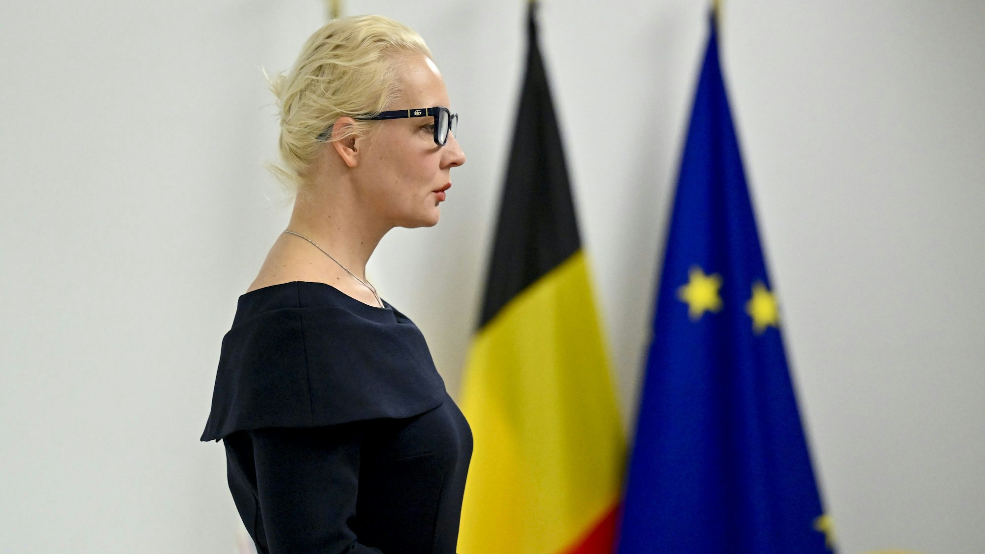 Julia Nawalnaja geht nach einem informellen Treffen der EU-Außenminister, das vom Rat der Europäischen Union organisiert wurde.