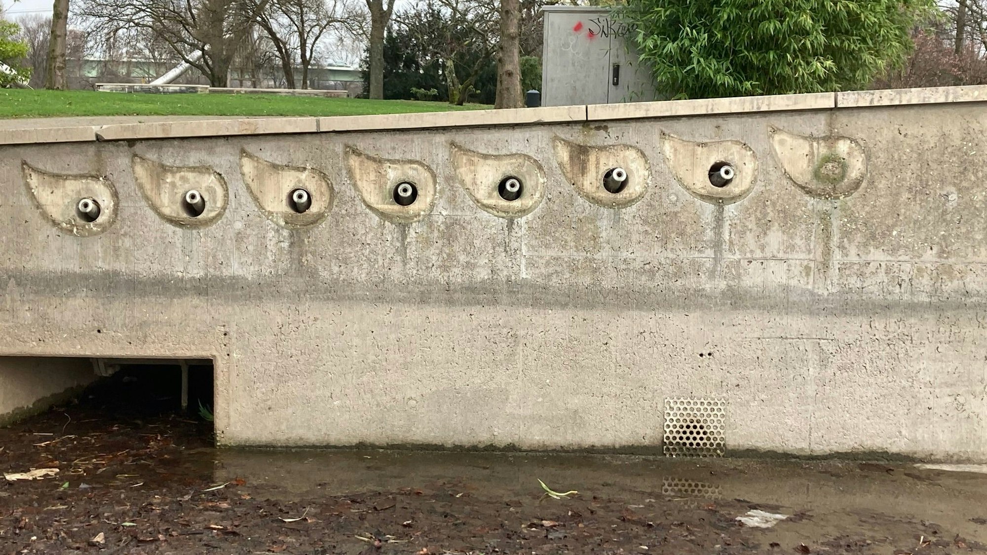 Beschädigte Brunnenanlage