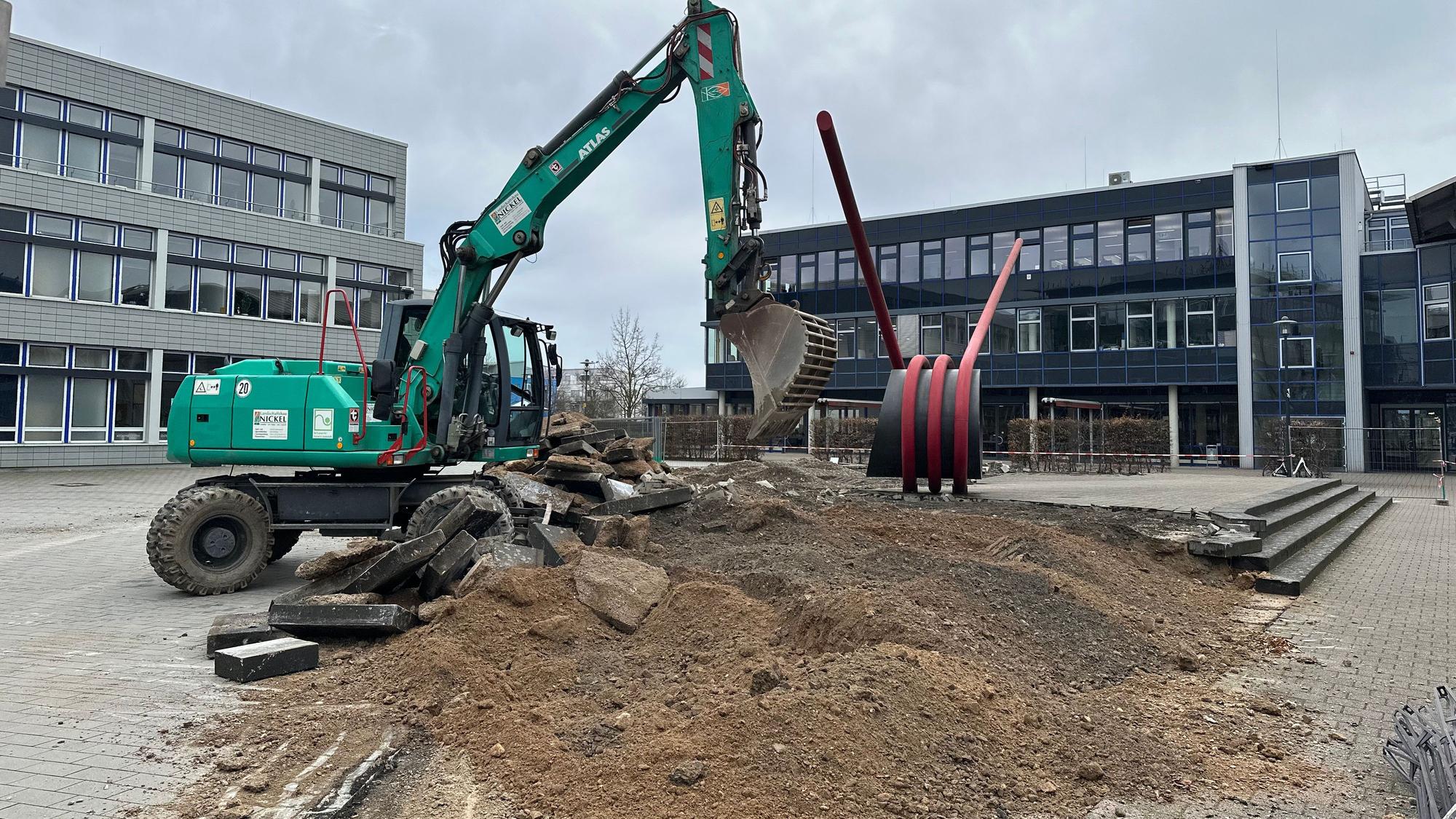 Der Vorplatz der Hochschule Bonn-Rhein-Sieg wird von Baggern aufgerissen.