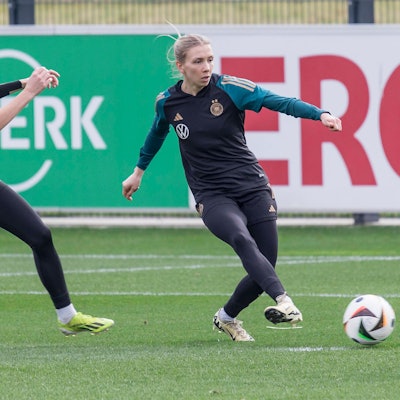 Frauen Nationalmannschaft Training, DFB Campus, Frankfurt, 20.02.2024 Elisa Senss / Elisa Senß Deutsche Fussball Nationalmannschaft , DFB Frauen Nationalmannschaft Training, Frankfurt, DFB Campus, 20.2.2024 *** Womens national team training, DFB Campus, Frankfurt, 20 02 2024 Elisa Senss Elisa Senß German national football team , DFB Womens national team training, Frankfurt, DFB Campus, 20 2 2024 Copyright: xBEAUTIFULxSPORTS/Gawlikx