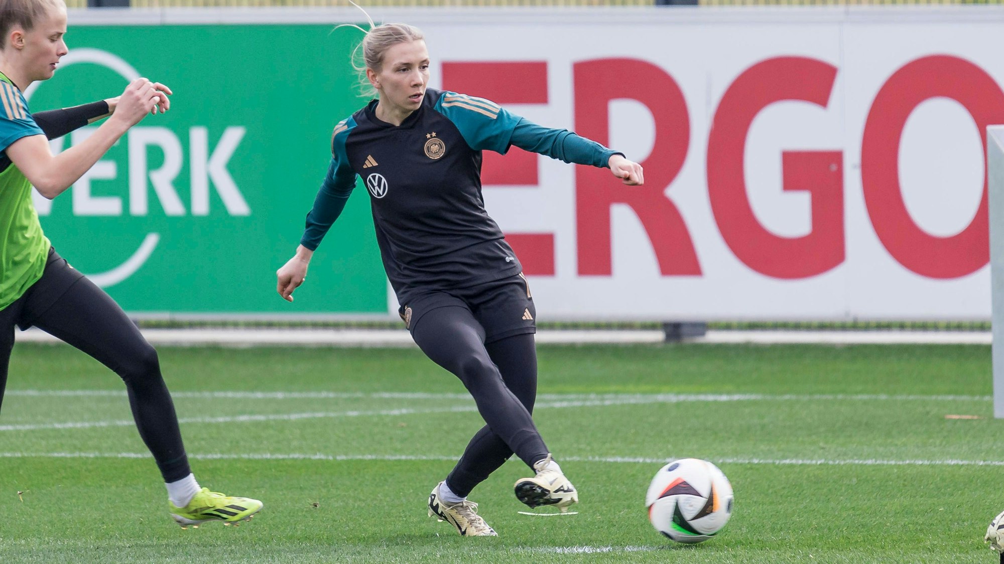 Frauen Nationalmannschaft Training, DFB Campus, Frankfurt, 20.02.2024 Elisa Senss / Elisa Senß Deutsche Fussball Nationalmannschaft , DFB Frauen Nationalmannschaft Training, Frankfurt, DFB Campus, 20.2.2024 *** Womens national team training, DFB Campus, Frankfurt, 20 02 2024 Elisa Senss Elisa Senß German national football team , DFB Womens national team training, Frankfurt, DFB Campus, 20 2 2024 Copyright: xBEAUTIFULxSPORTS/Gawlikx
