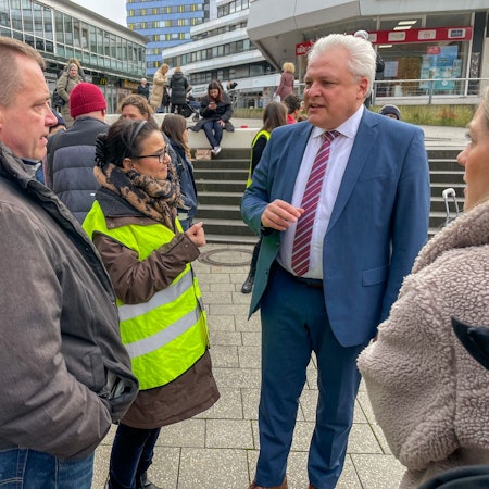 Die Kita-Betreuung beschäftigt die Stadt Leverkusen schon seit Monaten. Zuletzt gab es dazu eine Demo vor dem Rathaus, bei der sich auch Dezernent Marc Adomat den Menschen gestellt hatte.