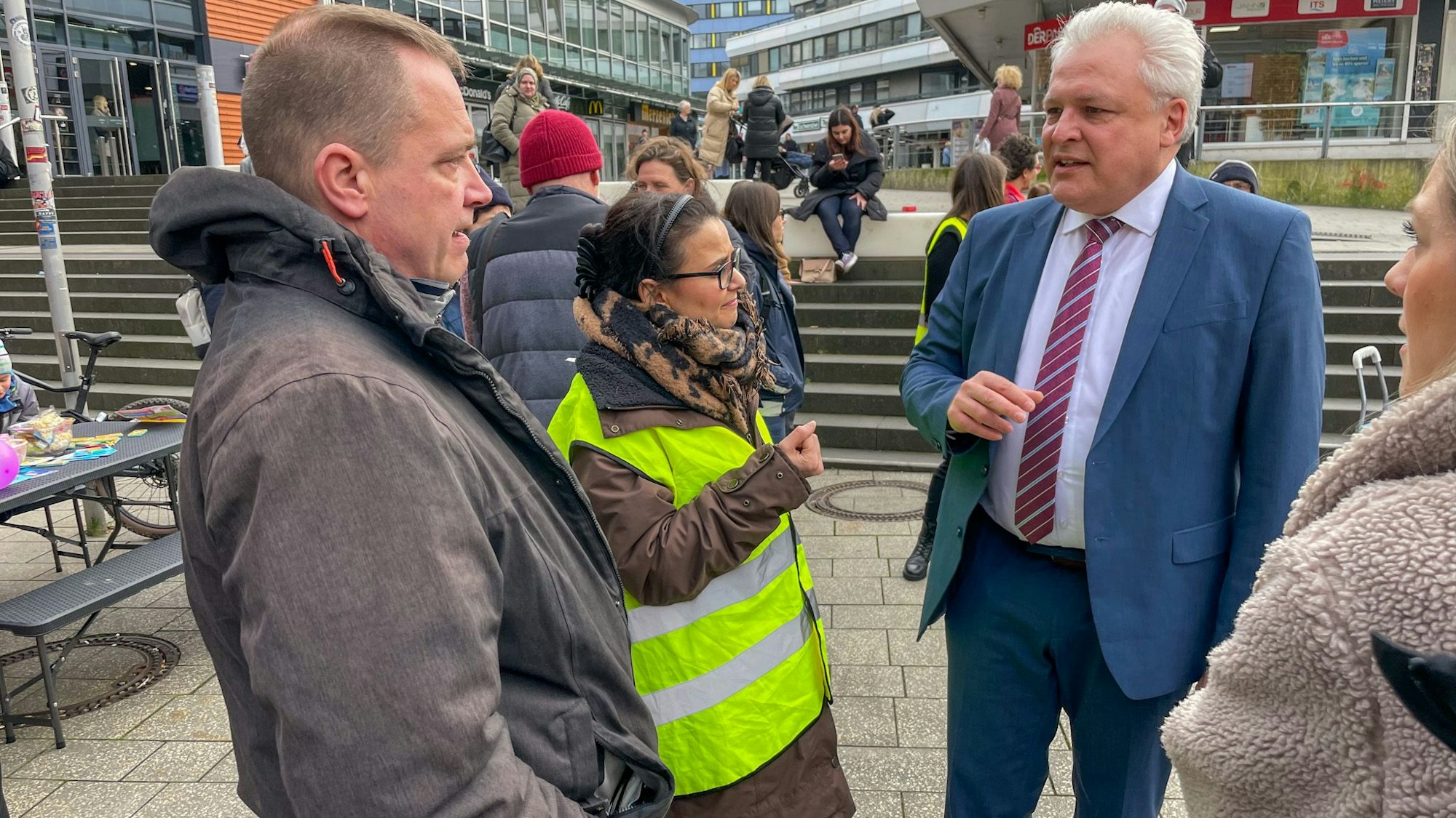 Ein paar Dutzend Eltern und Kinder waren zur Demo vors Rathaus gekommen. Sie beklagen hohe Ausfallzeiten in der Kita-Betreuung. Organisiert hatte die Demo Rene Richrath, hier im Gespräch mit Stadtdirektor Marc Adomat. Oberbürgermeister Uwe Richrath will für Verlässlichkeit sorgen.