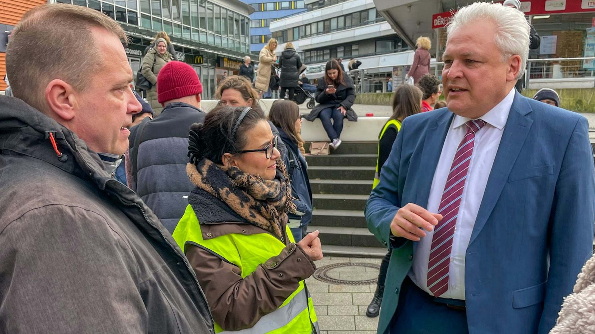 Ein paar Dutzend Eltern und Kinder waren zur Demo vors Rathaus gekommen. Sie beklagen hohe Ausfallzeiten in der Kita-Betreuung. Organisiert hatte die Demo Rene Richrath, hier im Gespräch mit Stadtdirektor Marc Adomat. Oberbürgermeister Uwe Richrath will für Verlässlichkeit sorgen.
