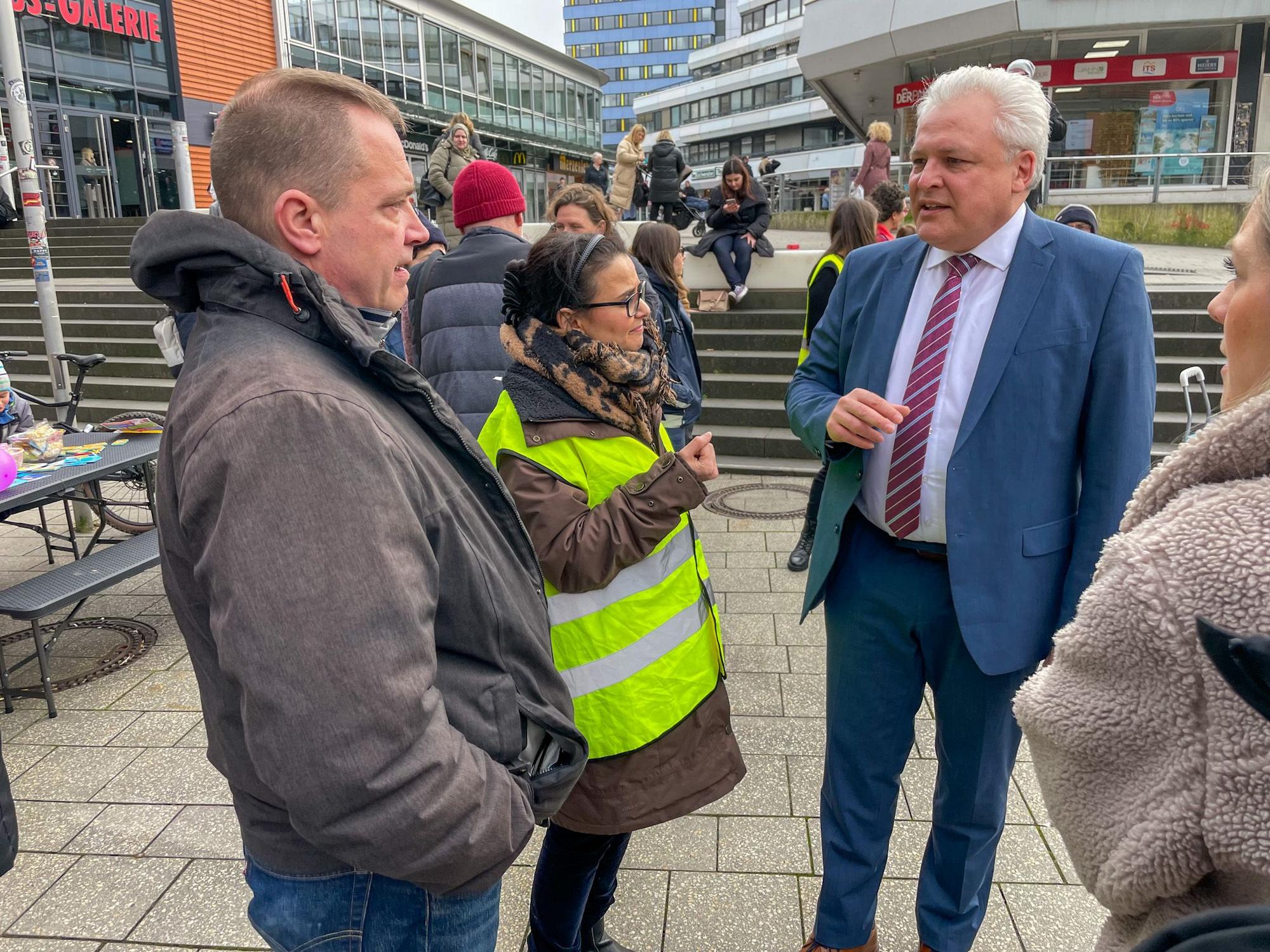 Die Kita-Betreuung beschäftigt die Stadt Leverkusen schon seit Monaten. Zuletzt gab es dazu eine Demo vor dem Rathaus, bei der sich auch Dezernent Marc Adomat den Menschen gestellt hatte.