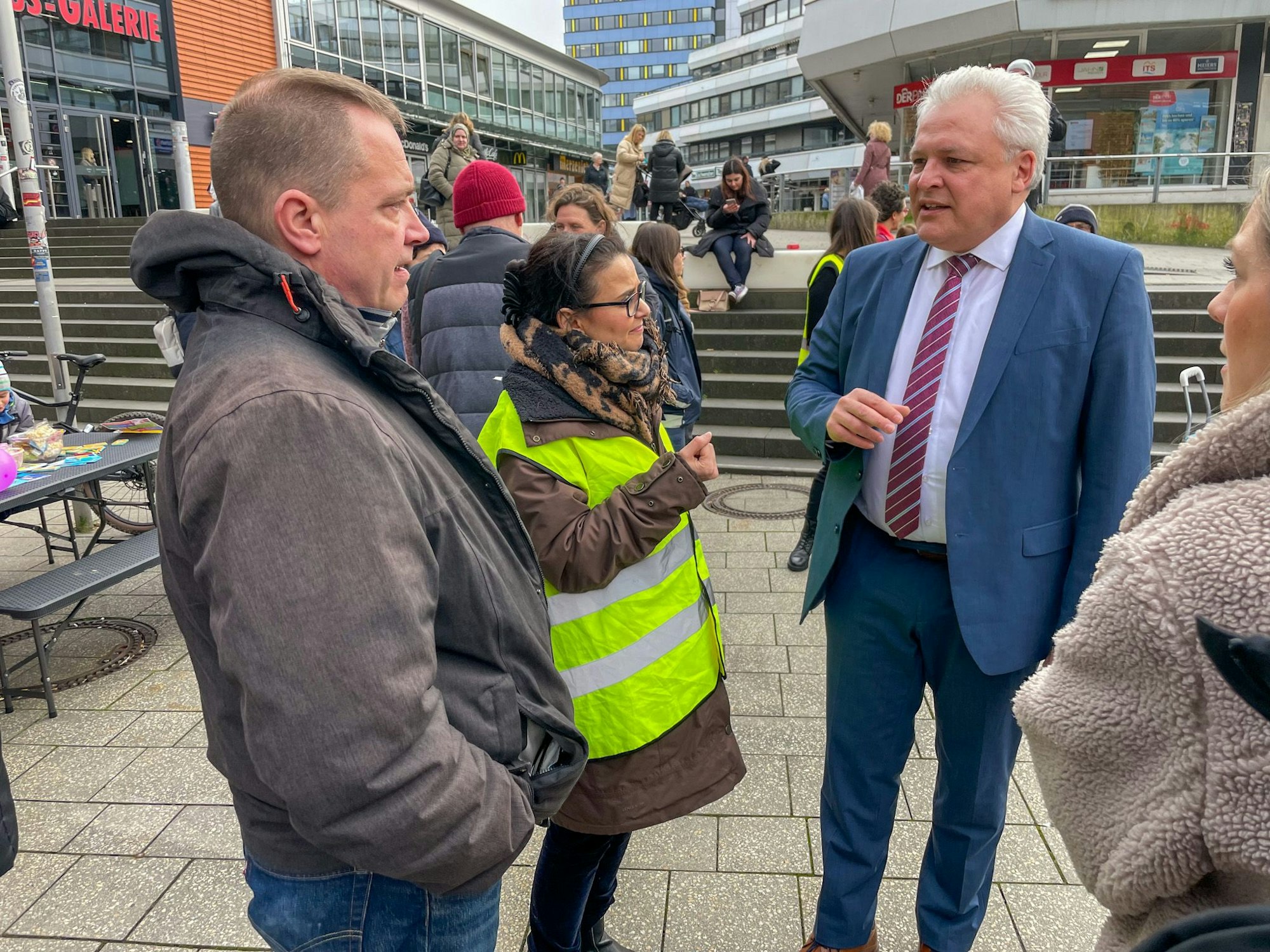 Die Kita-Betreuung beschäftigt die Stadt Leverkusen schon seit Monaten. Zuletzt gab es dazu eine Demo vor dem Rathaus, bei der sich auch Dezernent Marc Adomat den Menschen gestellt hatte.