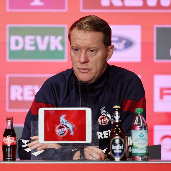 FC-Trainer Timo Schultz auf einer Pressekonferenz des 1. FC Köln