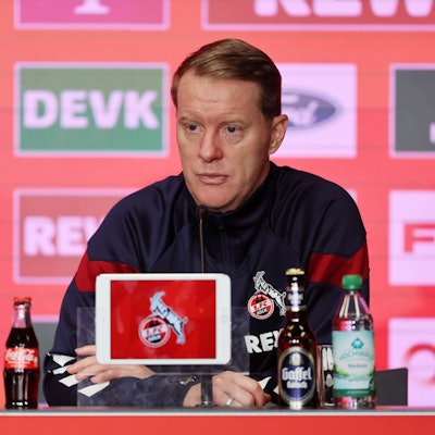 FC-Trainer Timo Schultz auf einer Pressekonferenz des 1. FC Köln