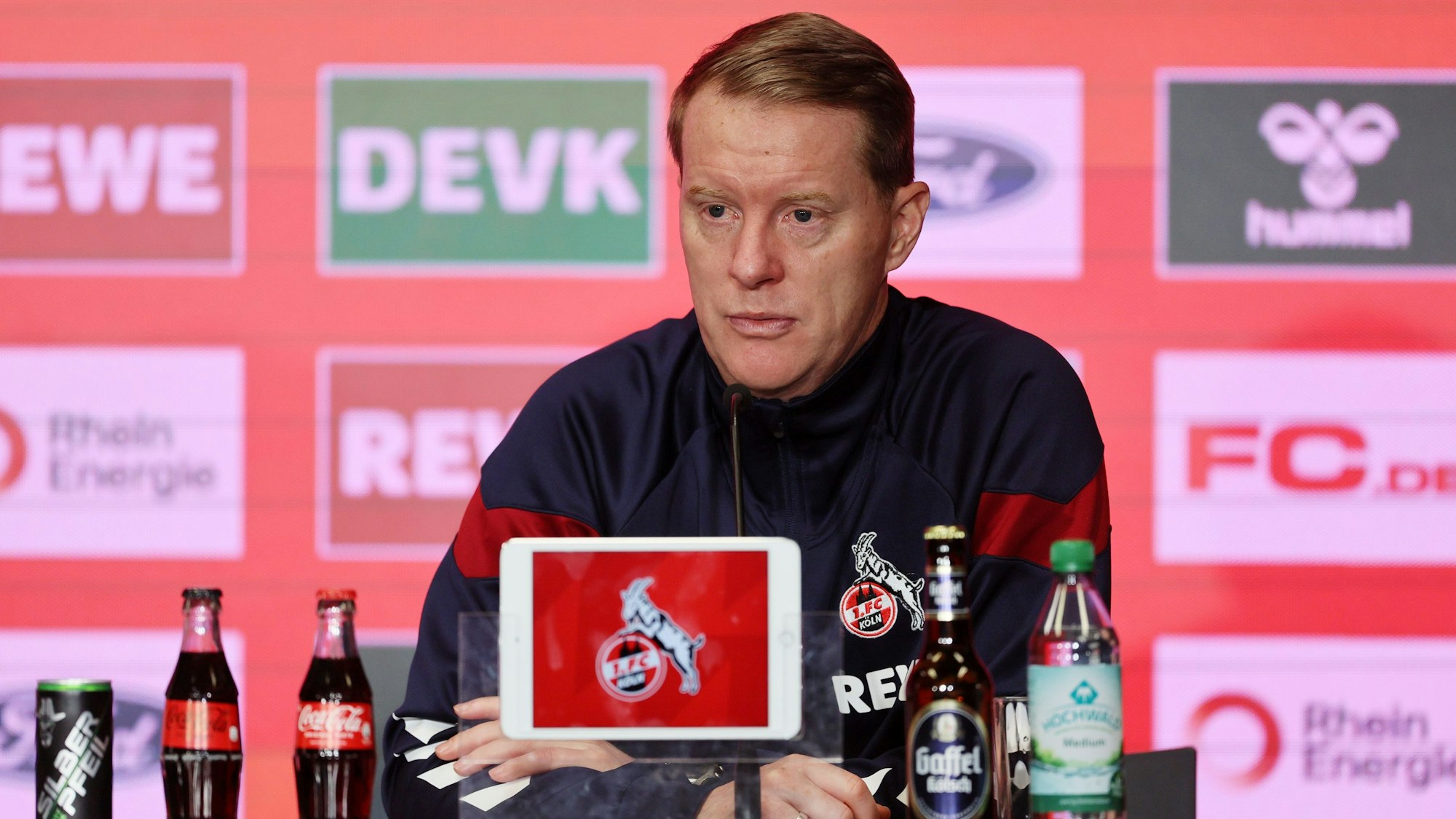 FC-Trainer Timo Schultz auf einer Pressekonferenz des 1. FC Köln