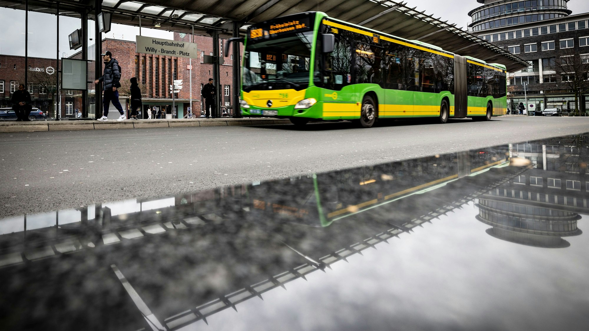 Ein Bus steht an Bahnsteig 4 am Busbahnhof in Oberhausen. Im Hintergrund der Hauptbahnhof.