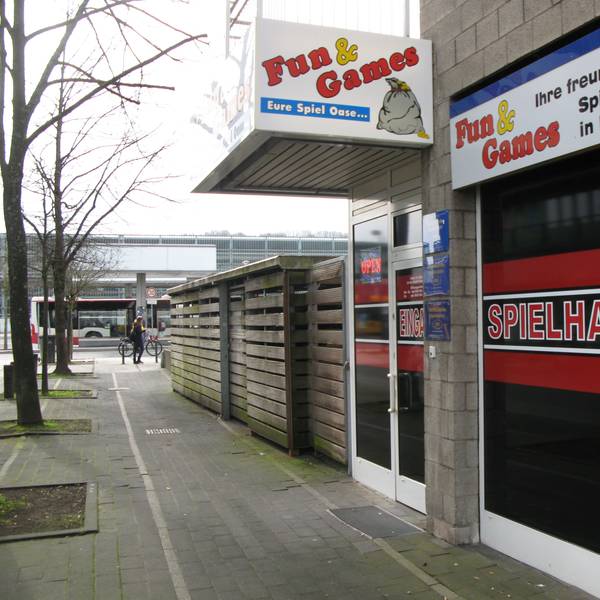 Das Bild zeigt die Front einer Spielhalle in der Hennefer Innenstadt.