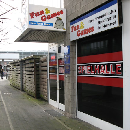 Das Bild zeigt die Front einer Spielhalle in der Hennefer Innenstadt.