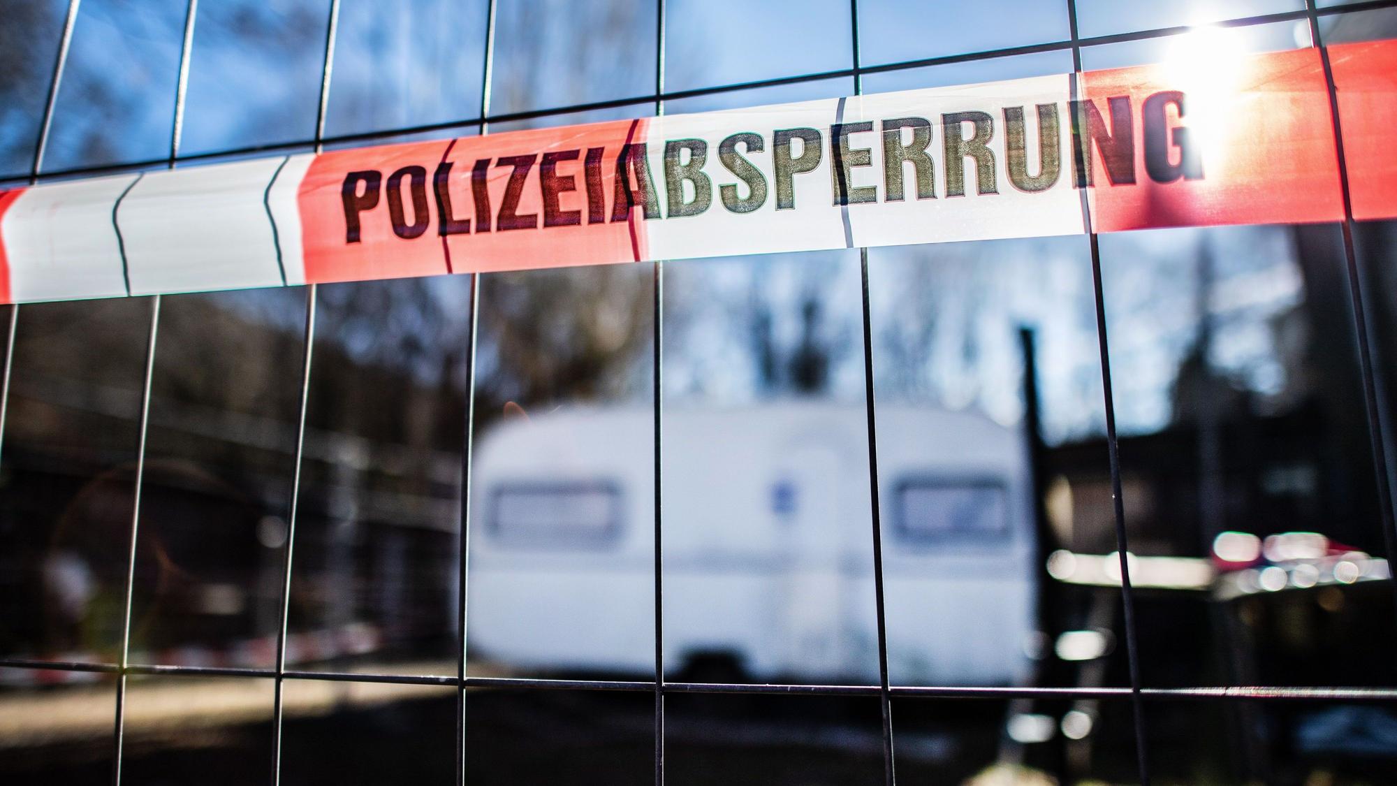 Auf dem Campingplatz Eichwald in Lügde hängt vor dem versiegelten Campingwagen eine Banderole mit der Aufschrift „Polizeiabsperrung.“