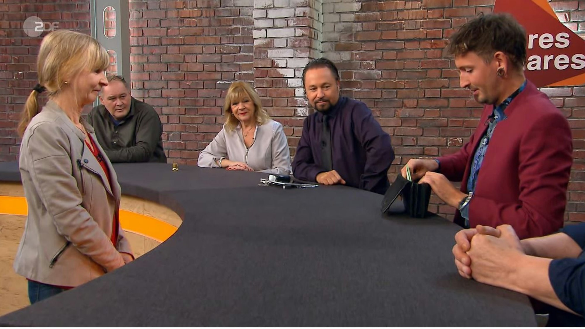 Die Vasen aus dem Sozialwarenhaus Frechen gingen bei „Bares für Rares“ für einen unerwarteten Preis über den Tisch.