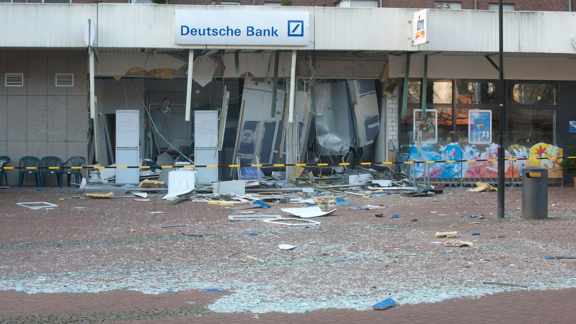 Bei der Sprengung eines Geldautomaten der Deutschen Bank in Leichlingen im Jahr 2022 wurde die Glasfront der SB-Filiale durch die Wucht der Explosion in Scherben meterweit verteilt.
