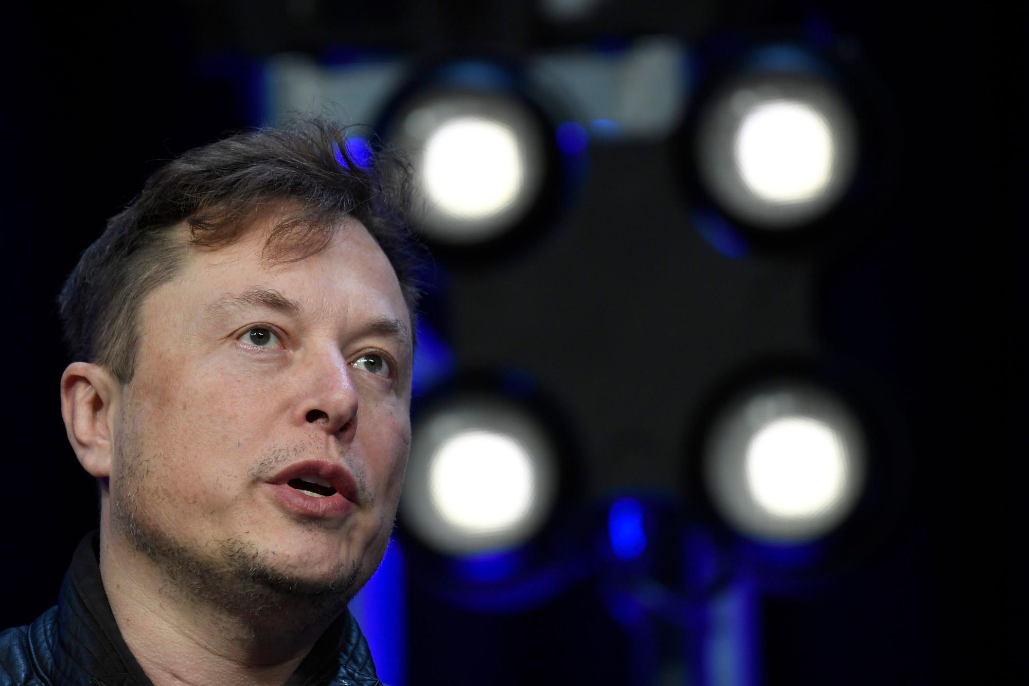 Elon Musk spricht auf einer Konferenz in Washington DC.