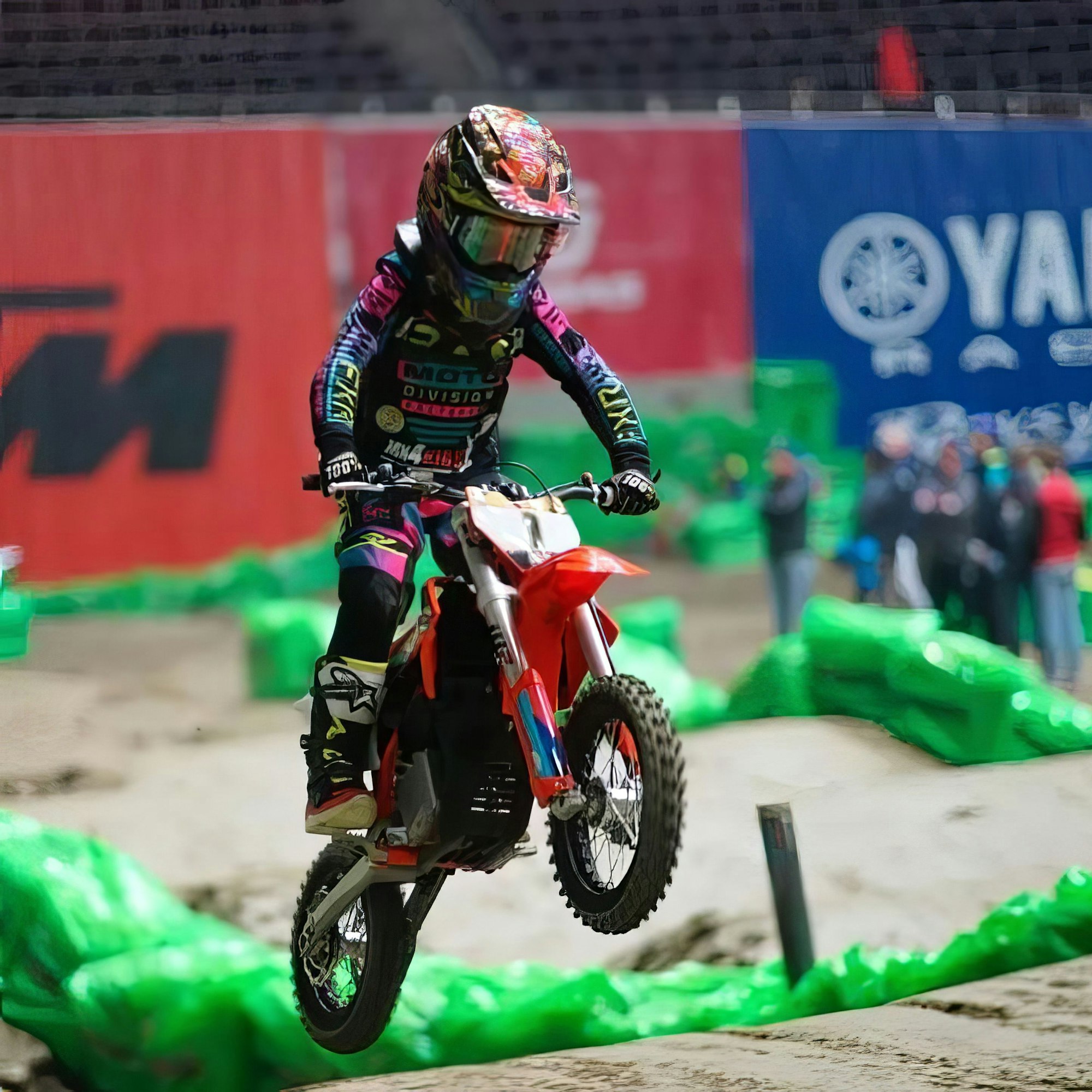 John Engel bei einem Sprung mit seinem 50-ccm-Motorrad.