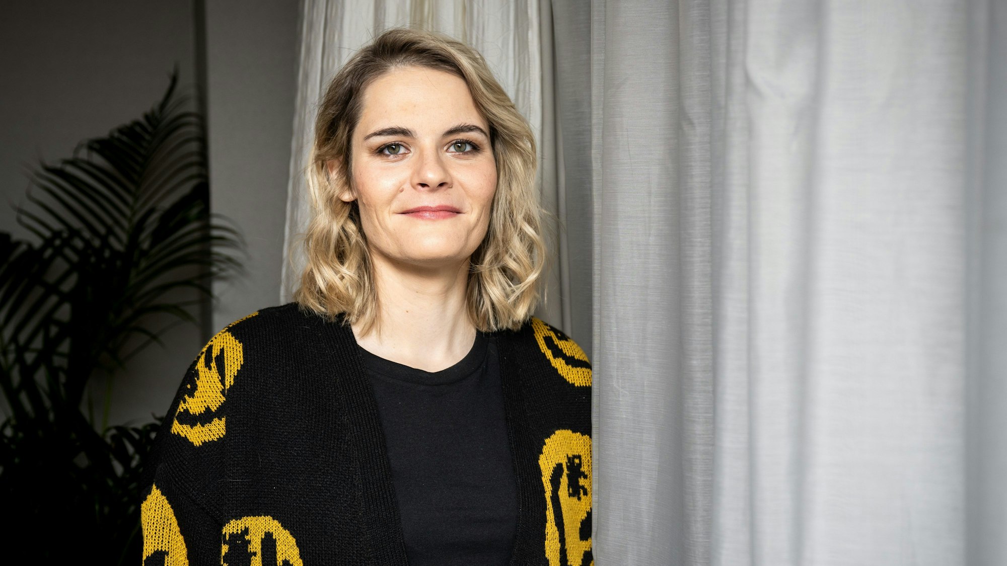 Porträt der Schauspielerin Hazel Brugger