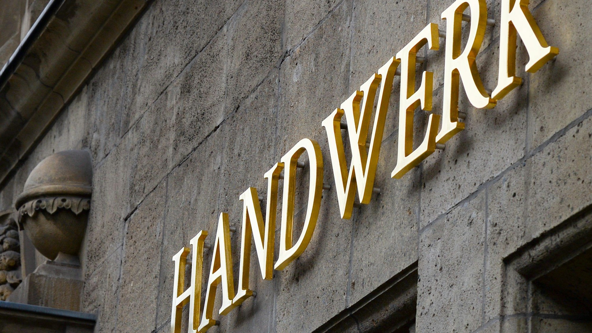 Der Schriftzug Handwerk an einer Häuserwand in der Reinhardtstraße.