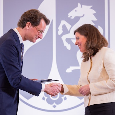 Hendrik Wüst (CDU), Ministerpräsident von Nordrhein-Westfalen, verleiht in der Staatskanzlei den Verdienstorden des Landes Nordrhein-Westfalen an Anne Katharina Sondenheimer, Witwe des ausgesperrten Flugkapitäns, dessen Co-Pilot 2015 eine Germanwings-Maschine mit 150 Menschen in den französischen Alpen absichtlich abstürzen ließ. Mit dem Landesverdienstorden ehrt die Landesregierung traditionell gesellschaftlich besonders engagierte Bürgerinnen und Bürger für ihre herausragenden Verdienste am Gemeinwohl und am Land.