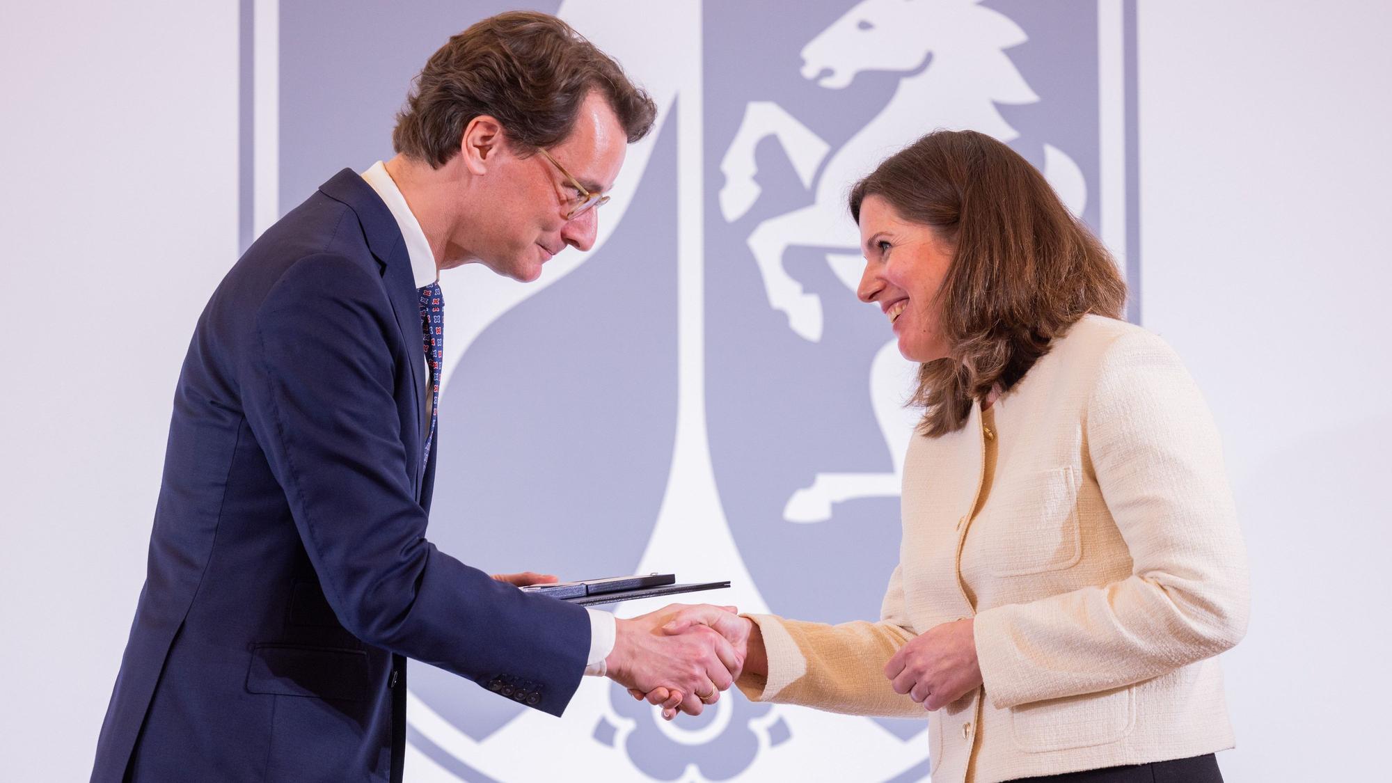 Hendrik Wüst (CDU), Ministerpräsident von Nordrhein-Westfalen, verleiht in der Staatskanzlei den Verdienstorden des Landes Nordrhein-Westfalen an Anne Katharina Sondenheimer, Witwe des ausgesperrten Flugkapitäns, dessen Co-Pilot 2015 eine Germanwings-Maschine mit 150 Menschen in den französischen Alpen absichtlich abstürzen ließ. Mit dem Landesverdienstorden ehrt die Landesregierung traditionell gesellschaftlich besonders engagierte Bürgerinnen und Bürger für ihre herausragenden Verdienste am Gemeinwohl und am Land.