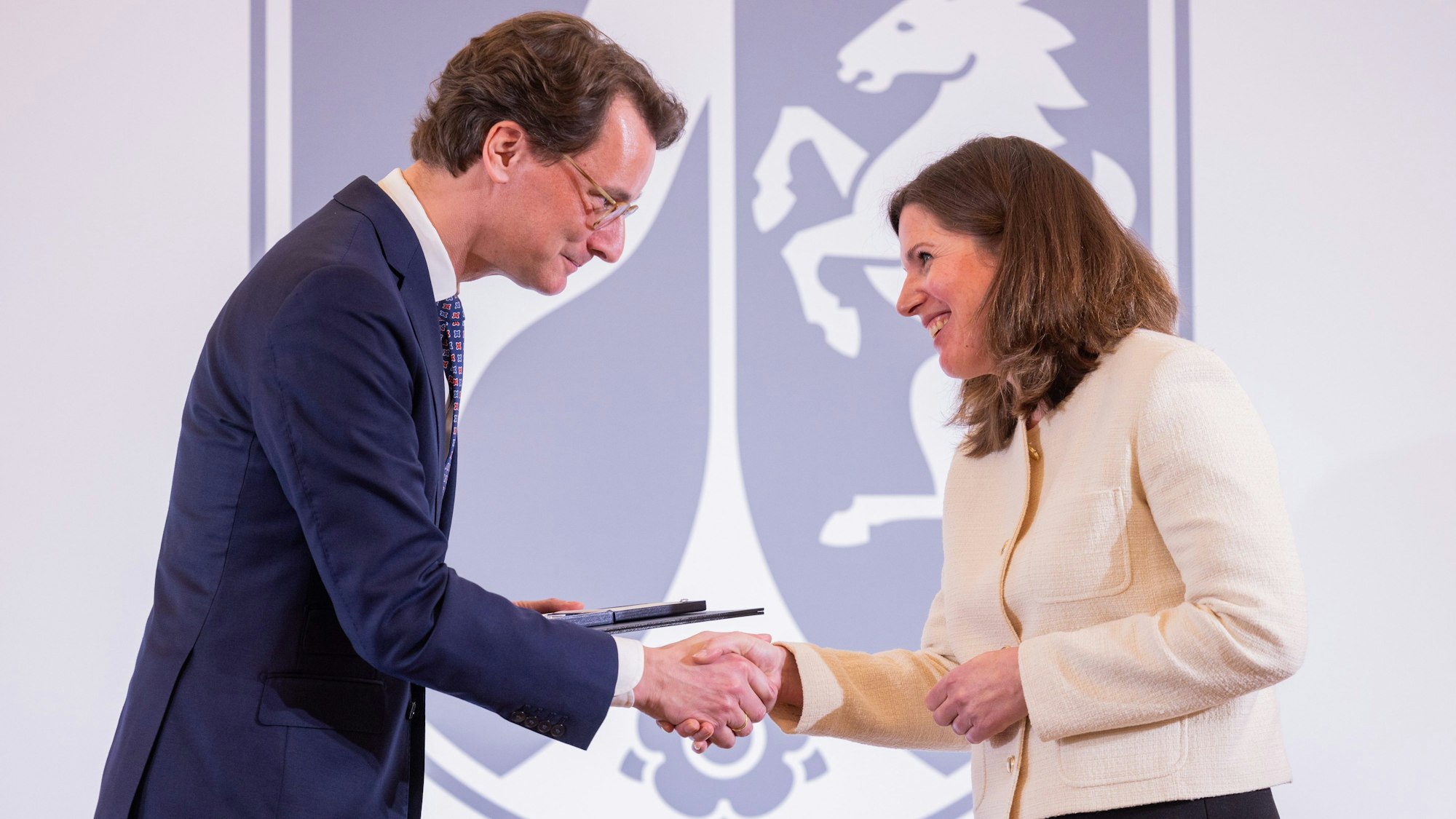 Hendrik Wüst (CDU), Ministerpräsident von Nordrhein-Westfalen, verleiht in der Staatskanzlei den Verdienstorden des Landes Nordrhein-Westfalen an Anne Katharina Sondenheimer, Witwe des ausgesperrten Flugkapitäns, dessen Co-Pilot 2015 eine Germanwings-Maschine mit 150 Menschen in den französischen Alpen absichtlich abstürzen ließ. Mit dem Landesverdienstorden ehrt die Landesregierung traditionell gesellschaftlich besonders engagierte Bürgerinnen und Bürger für ihre herausragenden Verdienste am Gemeinwohl und am Land.