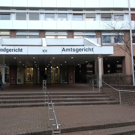 Das Bild zeigt den Eingang zum Kölner Landgericht.