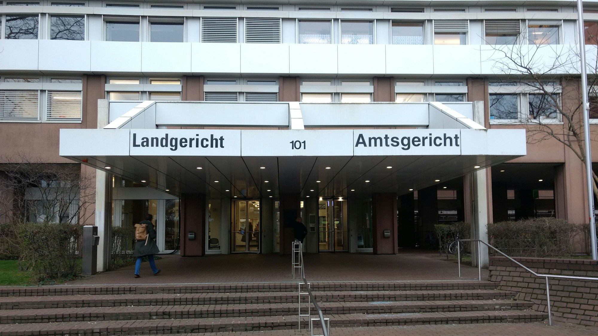 Das Bild zeigt das Gerichtsgebäude von der Vorderseite.