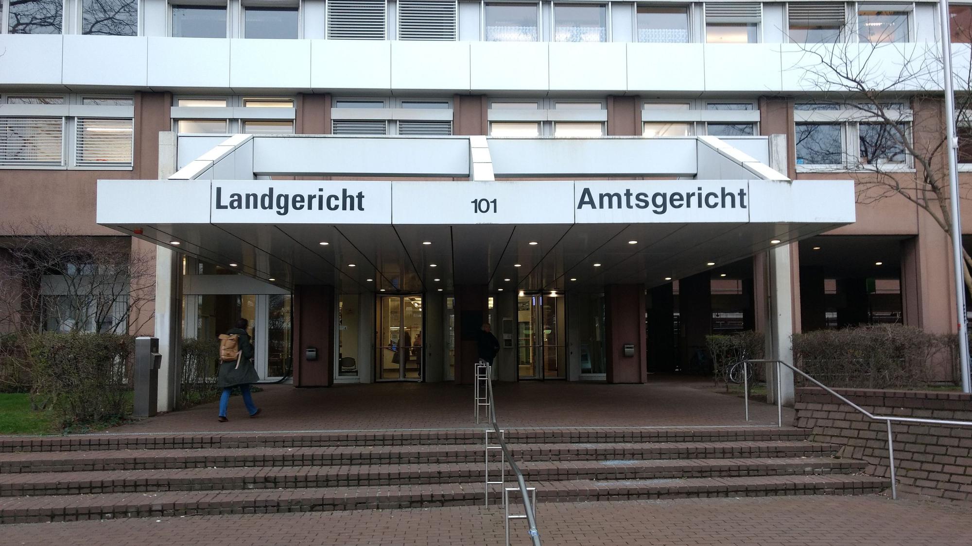 Das Bild zeigt den Eingang zum Kölner Landgericht.