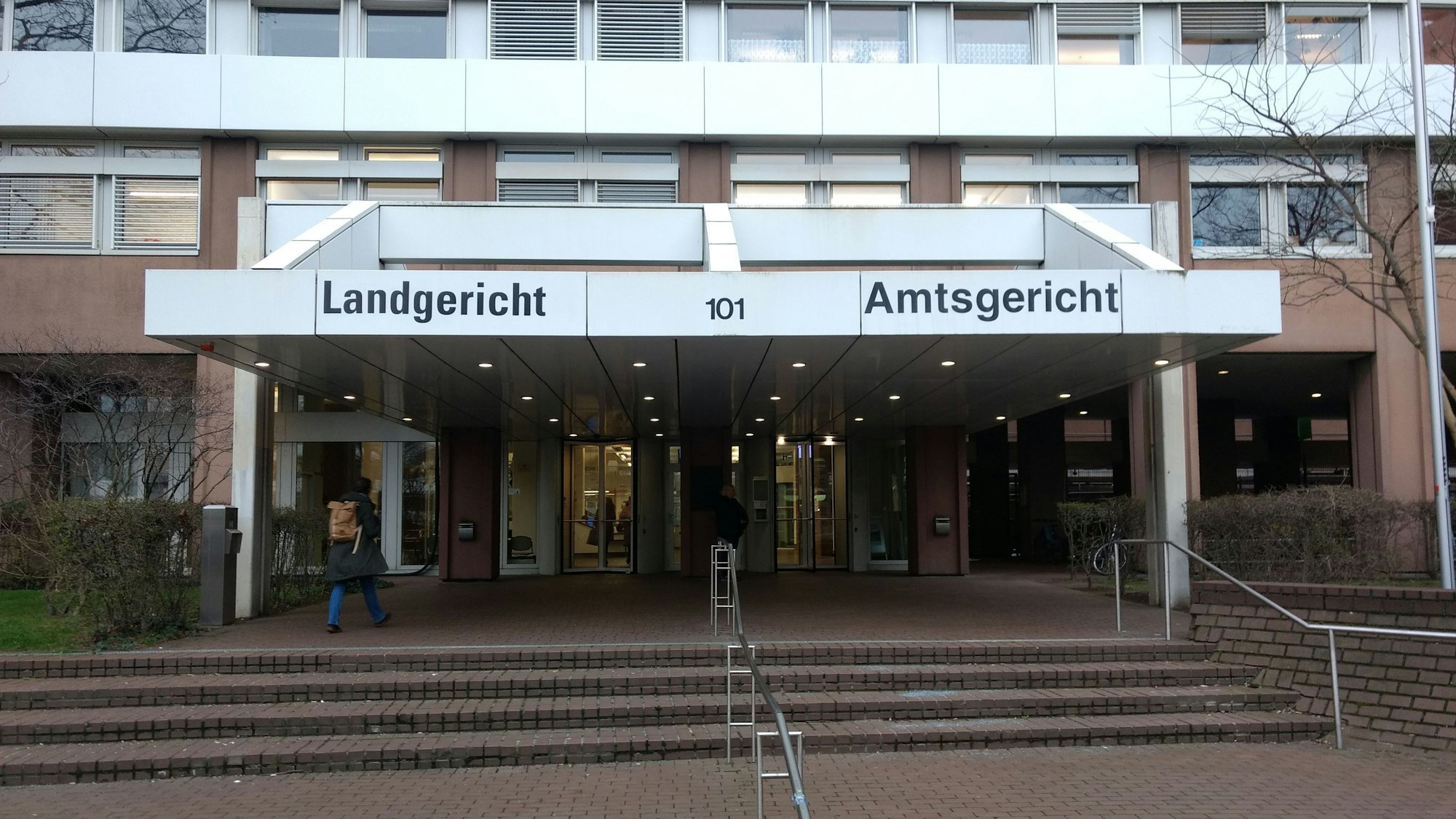 Das Bild zeigt den Eingang zum Kölner Landgericht.