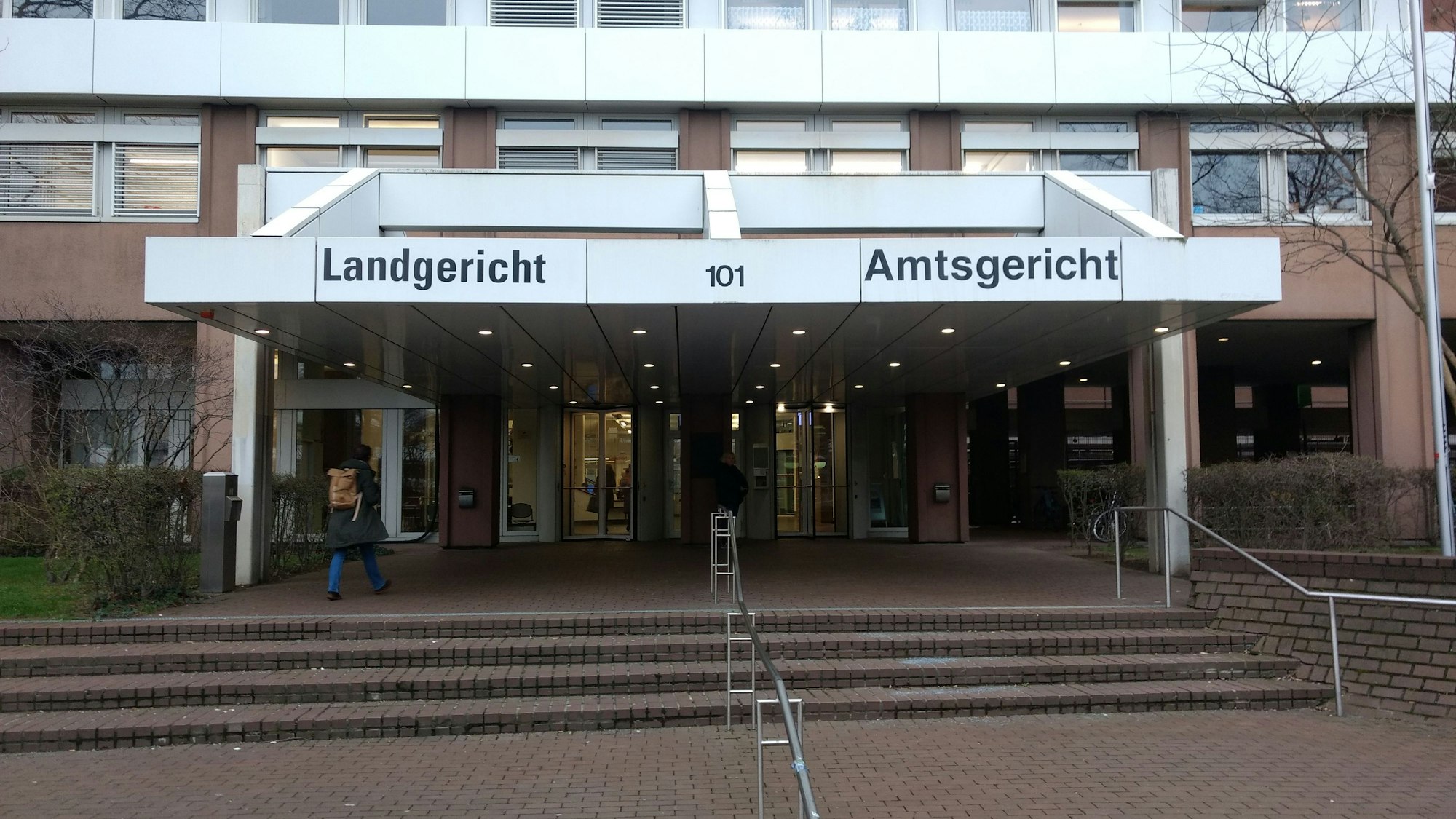Zu sehen ist der Eingang zum Amts- und Landgericht in Köln.