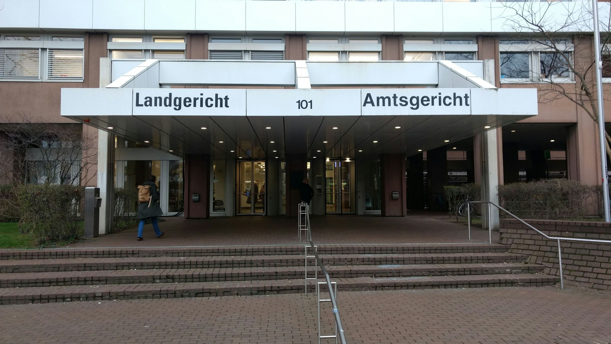 Der Eingang zum Amts- und Landgericht in Köln.