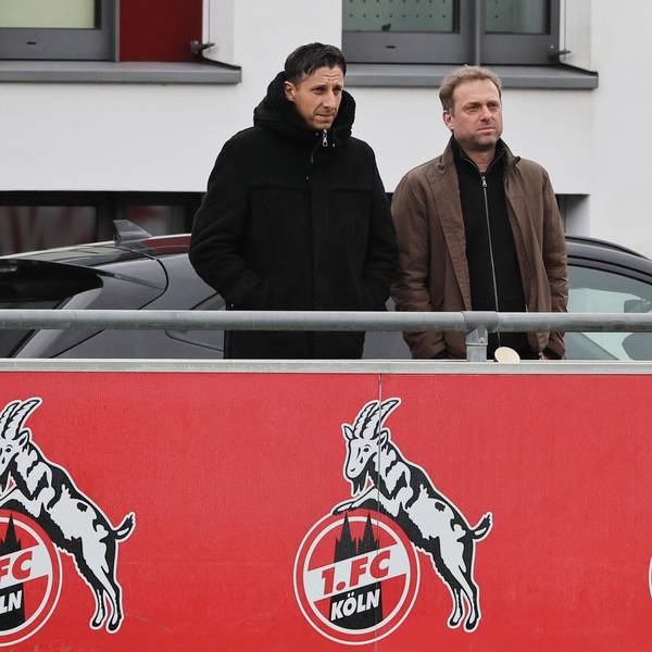 Kölns Sport-Geschäftsführer Christian Keller beobachtet mit Jörg Jakobs das Training der FC-Profis am Geißbockheim.