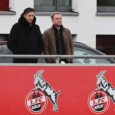 Kölns Sport-Geschäftsführer Christian Keller beobachtet mit Jörg Jakobs das Training der FC-Profis am Geißbockheim.