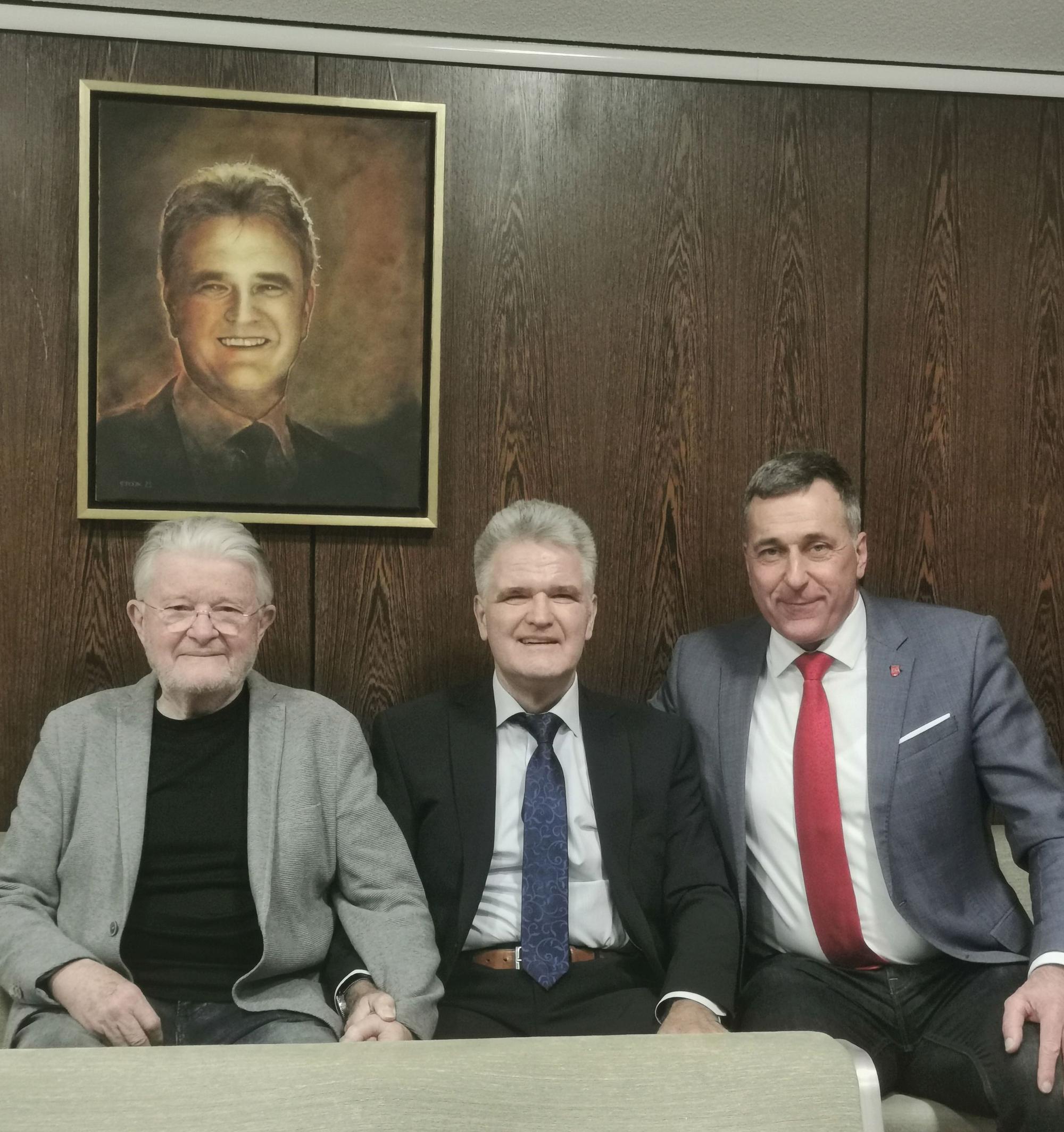 Der Künstler Peter Stock, der ehemalige Bürgermeister Erwin Esser und der amtierende Verwaltungschef Ralph Manzke (v.l.) freuten sich über das neue Porträt von Esser im Rathaus.