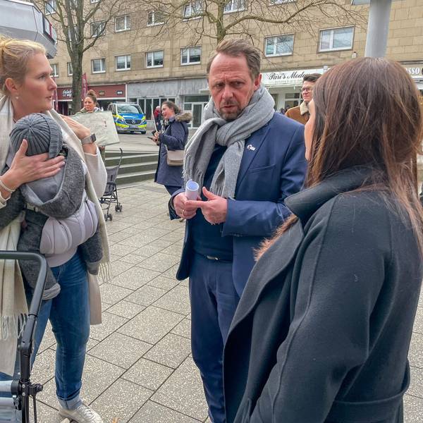 Uwe Richrath unterhält sich bei einer Demonstration gegen den Kitanotstand mit