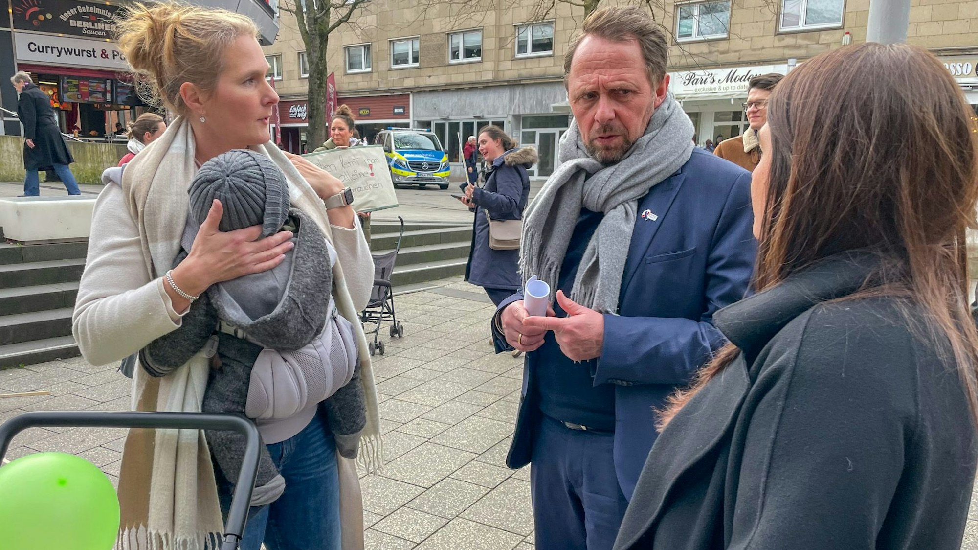 Uwe Richrath unterhält sich bei einer Demonstration gegen den Kitanotstand mit