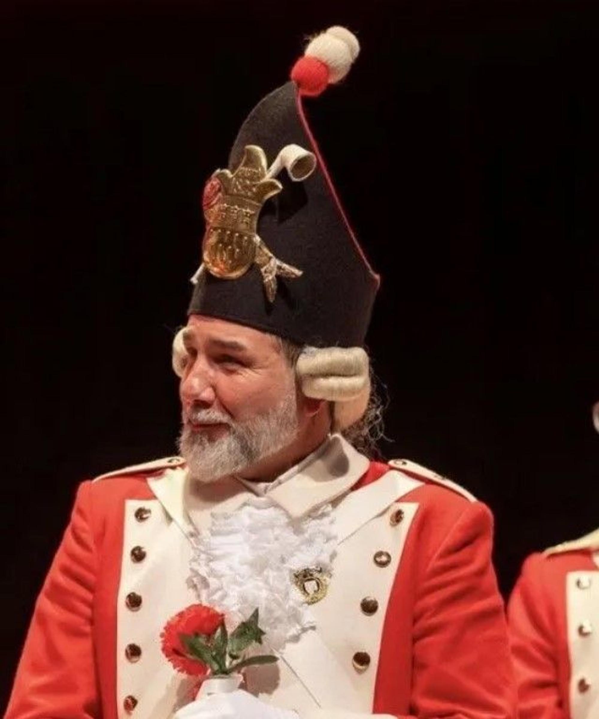 Funken-Gardist Kai Förster mit seinem wertvollen Helm.