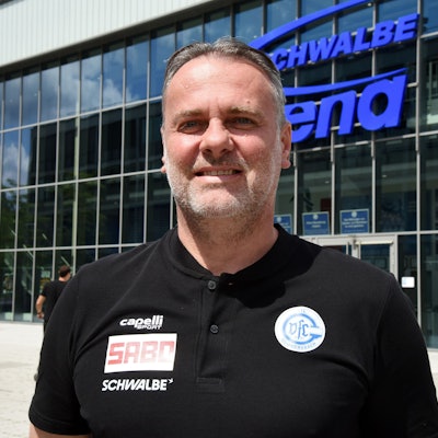 Vor der Schwalbe-Arena lacht Mario Kelentric in die Kamera.